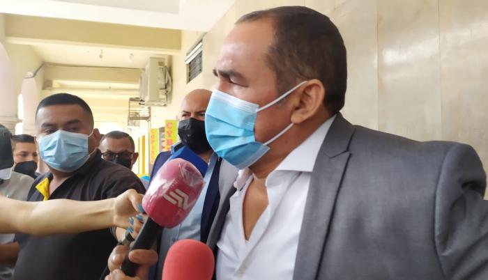 Hasta el lugar, llegó con tres cajas que portaban documentos; según expresó son