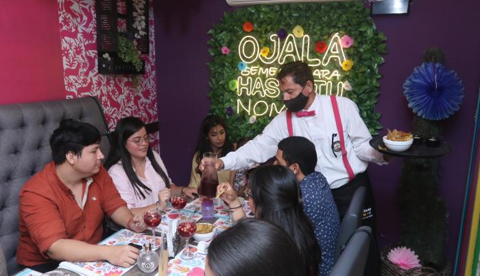 Oferta. Los propietarios de los negocios aseguran que sus menús se acoplaron al nuevo mercado.