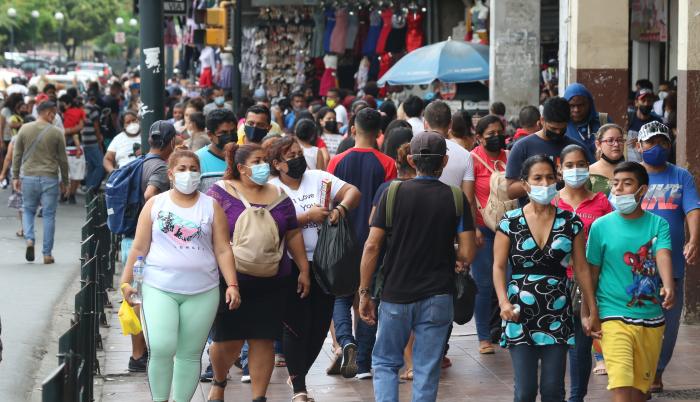 Bahía de Guayaquil. No se cumple con el distanciamiento social y el aforo en varios locales comerciales.