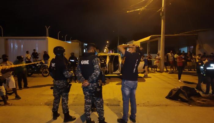 Policías llegaron al sitio donde habrían quemado a presuntos delincuentes.