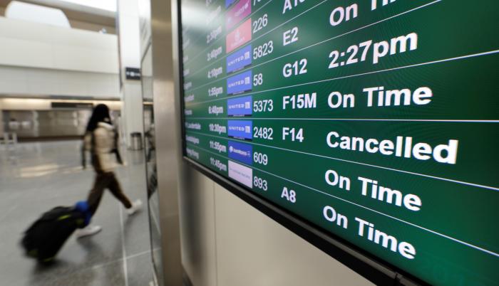 Registro este sábado de un tablero con el reporte de varios vuelos cancelados en el Aeropuerto Internacional de San Francisco (California, EE.UU.).