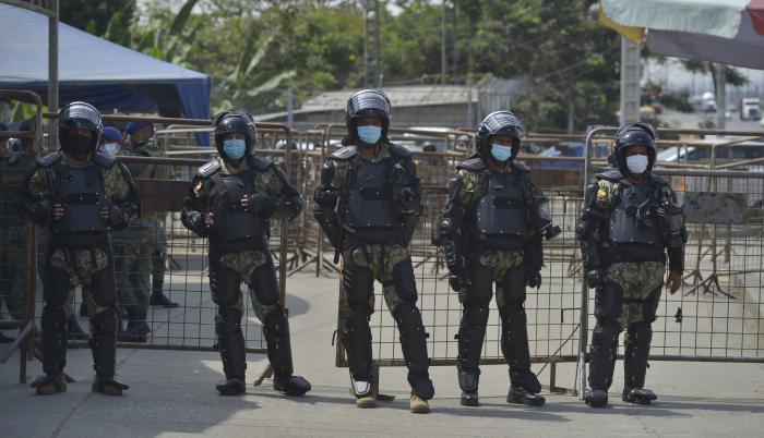 Fuerzas Armadas ecuatorianas, en conjunto con miembros de la Policía, en un operativo en la penitenciaria del litoral, en Guayaquil (Ecuador).