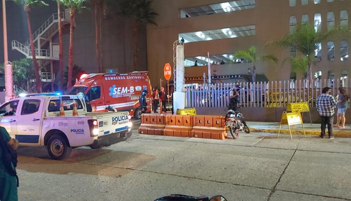 Al sitio acudieron unidades policiales para iniciar con las investigaciones del crimen.