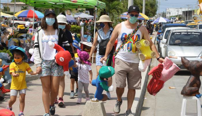 Los turistas acuden a comprar los monigotes