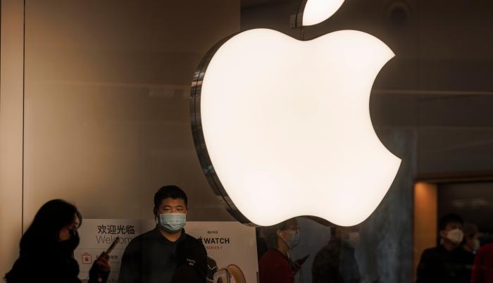 Fotografía de archivo fechada el 10 de noviembre de 2021 que muestra el logotipo de Apple, en Shanghai (China).