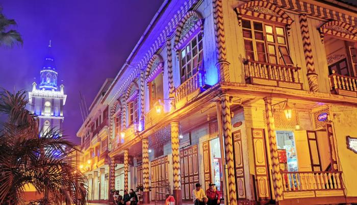 Una vista nocturna del barrio que colinda con la iglesia de Zaruma, cercano a los recientes socavones.