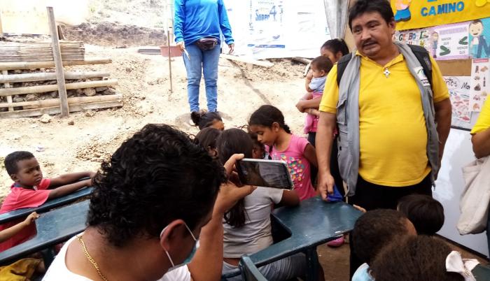César Cárdenas, en una reunión con los barrios de Guayaquil.
