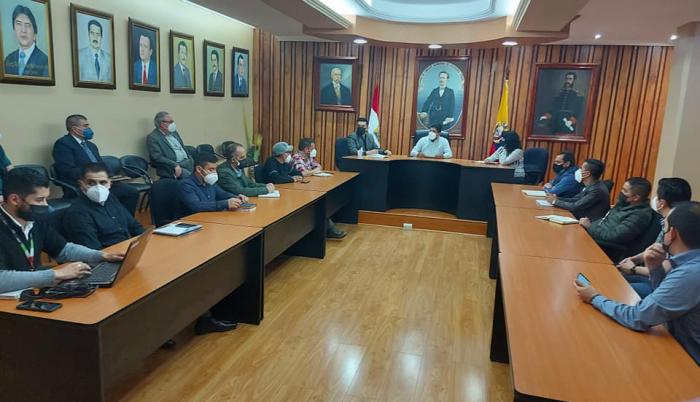 Reuniones. COE cantonal de Azogues suspende clases por cinco días.