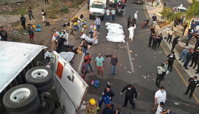 Accidente. Rescatistas y autoridades trabajan en la zona del accidente de un camión donde viajaban migrantes, en el municipio Chiapa de Corzo, estado de Chiapas. (México).
