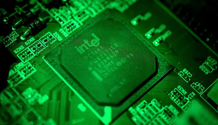 Vista de un chip de un ordenador de Intel, en una fotografía de archivo.