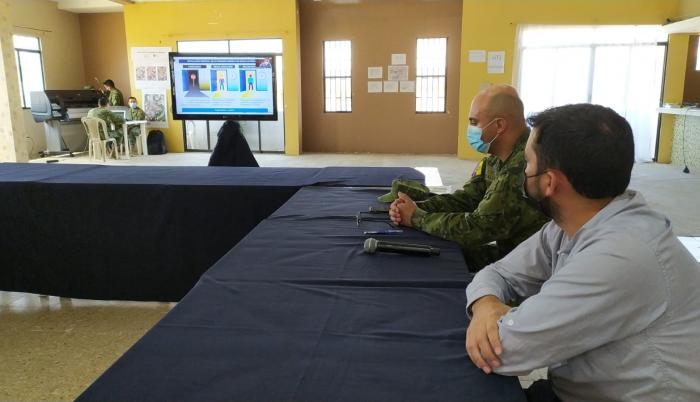 El alcalde Jhansy López, en la reunión en la que Lasso lo increpó.