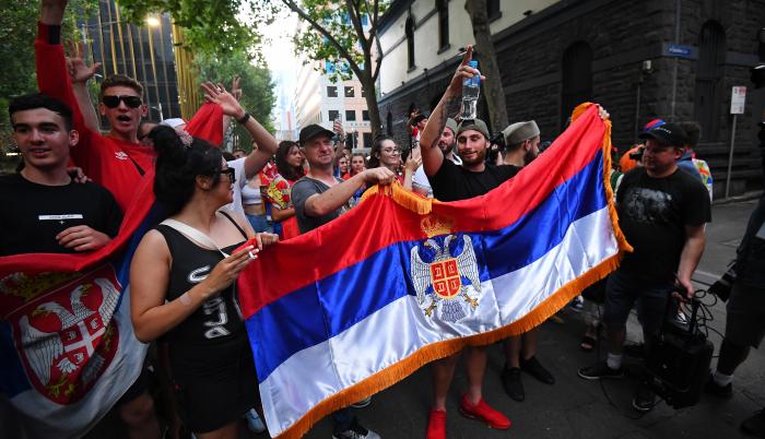 Seguidores del tenista serbio Novak Djokovic en el exterior del despacho del jugador en Melbourne.