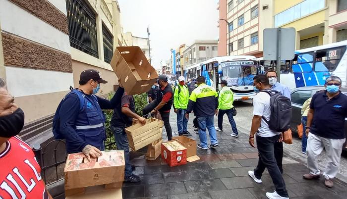 Retiro de informales en zonas cercanas a Mercados Municipales 2