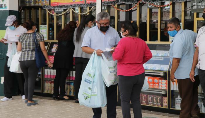Irregular. Las farmacias no exigen prescripción médica para vender antibióticos y analgésicos.