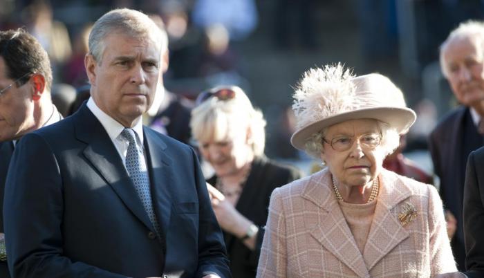 El principe Andrés y su madre, Isabel II de Inglaterra.