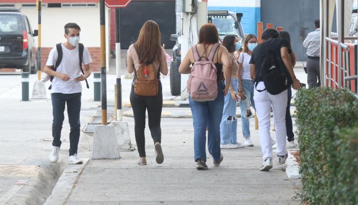 ESTUDIANTES UNIVERSITA (7587529)