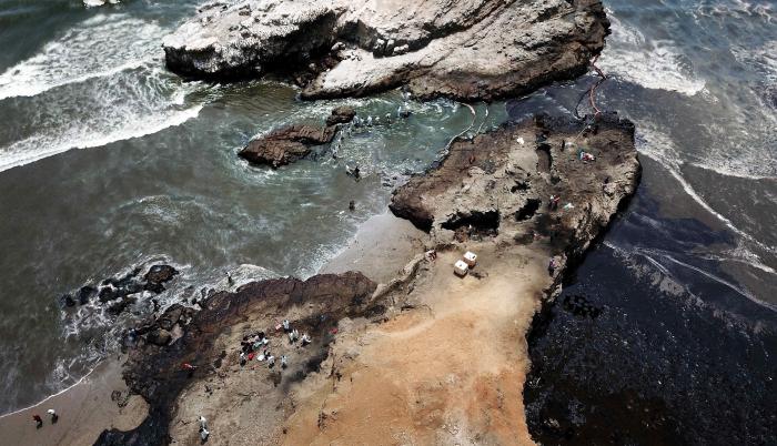 Fotografía cedida por la Presidencia del Perú que muestra una vista aérea de los daños ambientales en la playa de Ventanilla, tras el derrame de petróleo vertido el sábado al océano Pacífico desde la refinería peruana de La Pampilla, en una fotografía de