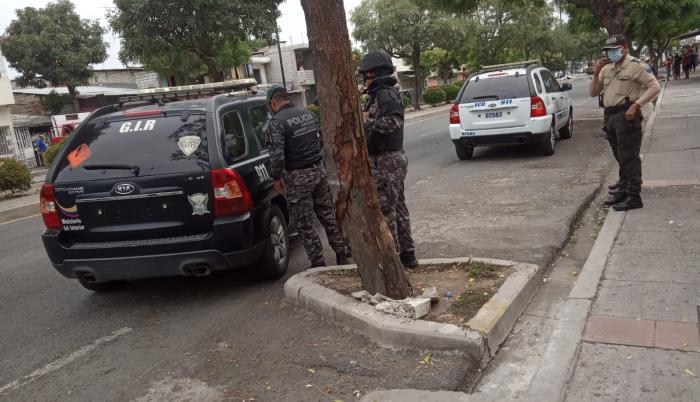 La Policía Nacional junto a la Unidad Antiexplosivos acudió minutos después para detonar la munición bajo las medidas requeridas.