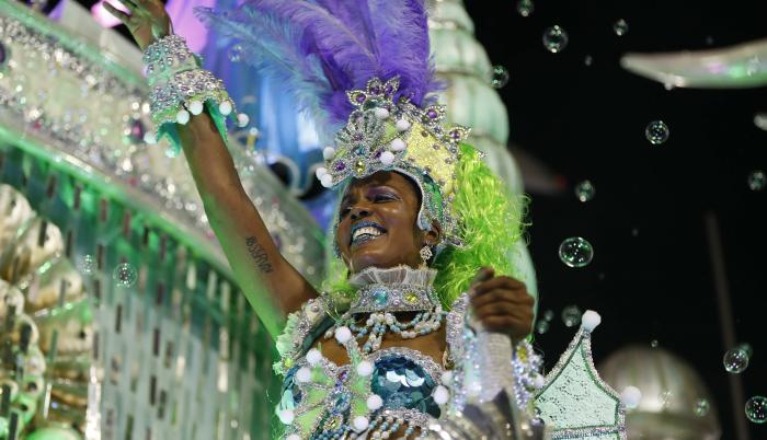 Los integrantes de una escuela de samba desfilan en el sambódromo durante el carnaval 2020 en Río de Janeiro (Brasil), en una fotografía de archivo.