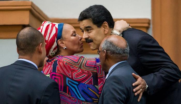 Superamigos. Desde que el propio Simón Bolívar, a través de una médium, le dijo que Córdoba será presidenta de Colombia, Maduro le da todo.