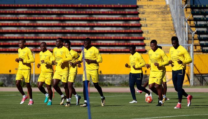 Los jugadores de la selección de fútbol de Ecuador participan en un entrenamiento en el estadio Olímpico Atahualpa, en Quito (Ecuador).
