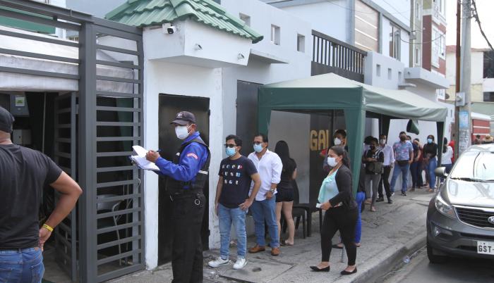 PERSONAS ACUDEN A REAL (7536684)