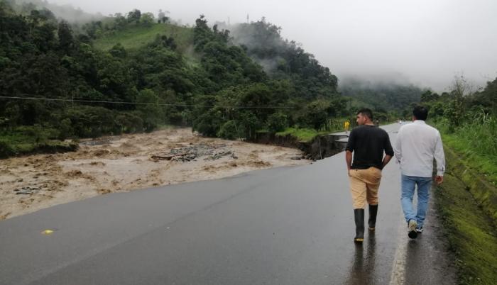 El río no solo arrasó con las casas, también se llevó varios tramos de la vía.