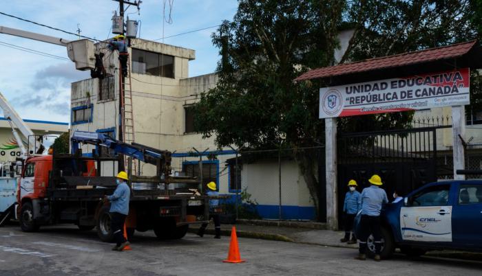 Trabajos. Los empleados de CNEL portan identificación de la empresa.