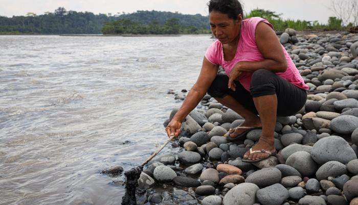 Manchas de petróleo en el río Napo