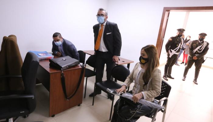 La audiencia inició la tarde del 31 de enero en el Complejo Judicial del Norte de Quito. En la izquierda: Cinthya Puga, una de las implicadas