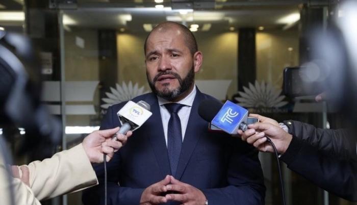Acciones. El legislador no entiende las decisiones y solicita detalles.