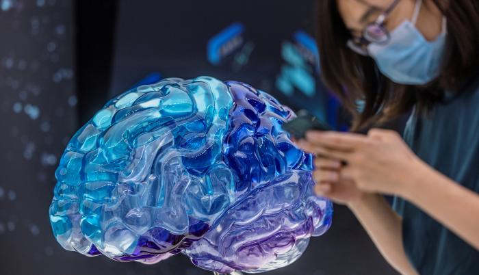 La epilepsia es un trastorno neurológico en el que la actividad cerebral se altera. Una descarga eléctrica anormal de las neuronas provoca convulsiones o períodos de comportamiento y sensaciones inusuales, y a veces, pérdida de la consciencia.