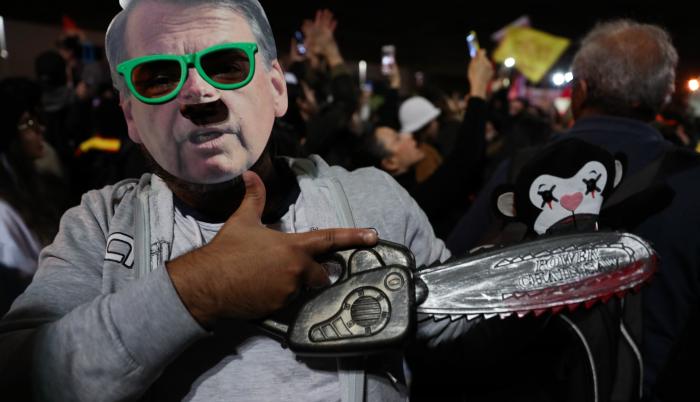 Fotografía de archivo del 23 de agosto de 2019 que muestra a un manifestante con una máscara alusiva al presidente de Brasil, Jair Bolsonaro, durante una protesta por su política frente a la Amazonía, en Sao Paulo (Brasil).