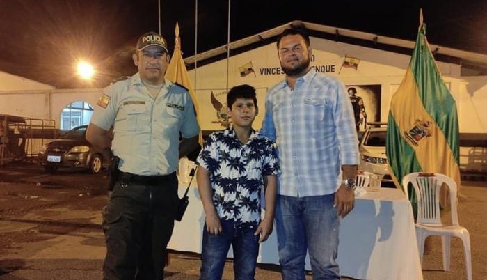 Acción. Autoridades realizaron un acto simbólico para agradecerle al menor y entregaron obsequio.