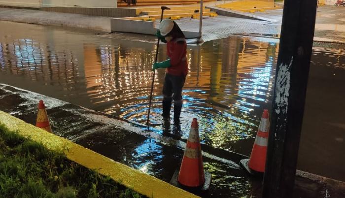 Obreros de Interagua en la noche destaparon sumideros 6
