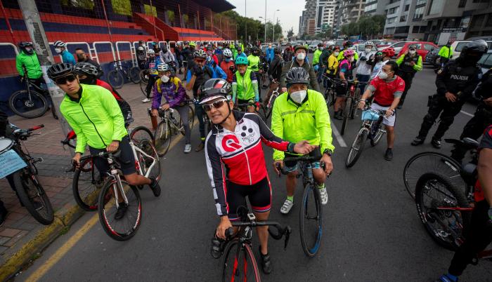 Ciclistas ecuatorianos protestan y recorren las calles hoy en Quito (Ecuador).