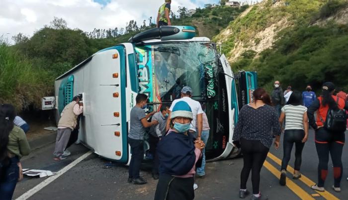 El Cuerpo de Bomberos de Quito informó, además, que 15 personas que se trasladaban en el autobús resultaron heridas. Algunas fueron atendidas en el lugar.