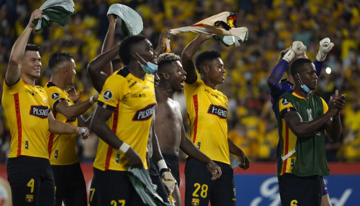 Jugadores de Barcelona celebran al ganar la serie de penaltis este 15 de febrero de 2022, en un partido de la Copa Libertadores entre Barcelona SC y Montevideo City Torque en el estadio Monumental