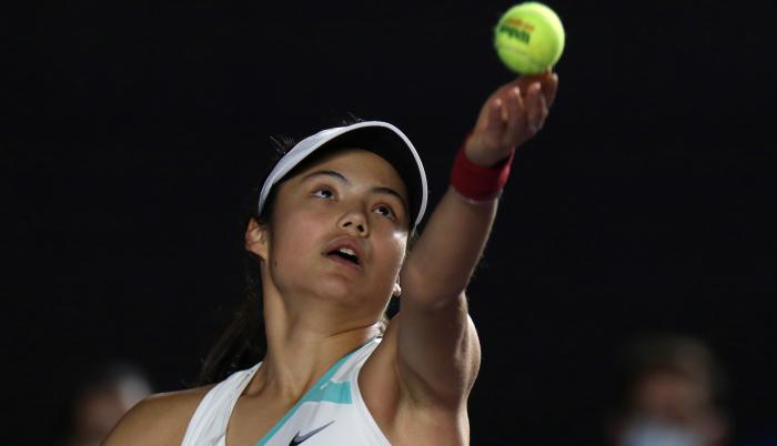 La tenista británica Emma Raducanu en acción ante la australiana Daria Saville hoy, durante el segundo día de actividades del Abierto de Tenis Akron de Zapopan, estado de Jalisco (México).