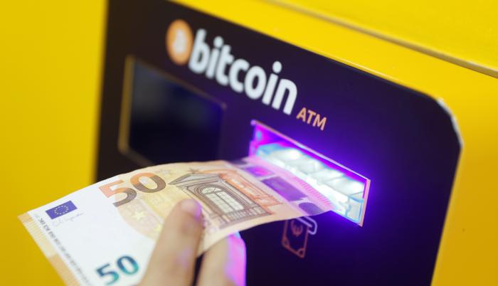 Vista de un cajero de criptomonedas en Madrid
