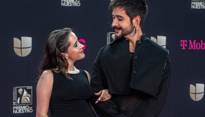 El cantante colombiano Camilo y su esposa la cantante venezolana Evaluna Montaner posan en la alfombra magenta de los premios Lo Nuestro, hoy, en el FTX Arena de Miami, Florida (EE.UU.).