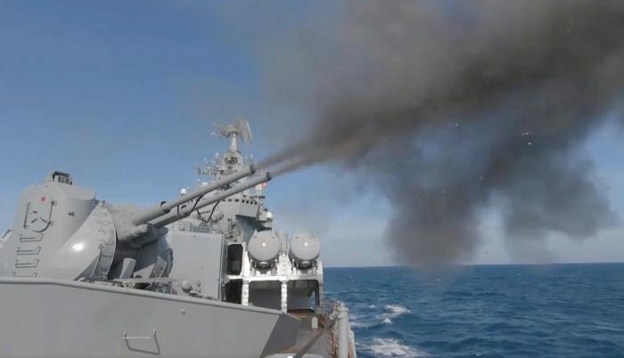 Una captura de pantalla de un video del Ministerio de Defensa ruso de un buque de este país lanzando un misil.