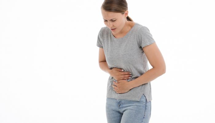 Mujer con dolor de estómago