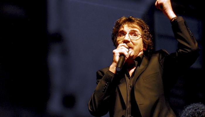 Fotografía de archivo fechada el 22 de noviembre de 2009 que muestra al músico argentino Charly García, mientras actúa en el Coliseo Rumiñahui de Quito (Ecuador).