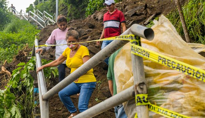 Limpiaran escalinata de Mapasingue afectada por las lluvias 7