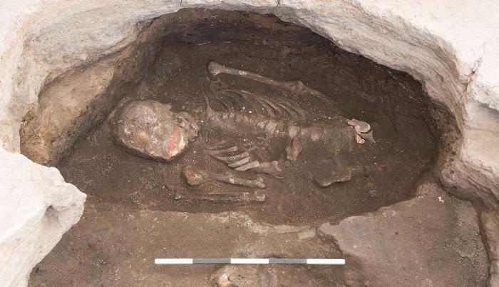 Esqueleto de un individuo masculino de entre 35 y 50 años con pintura bermellón en el cráneo.