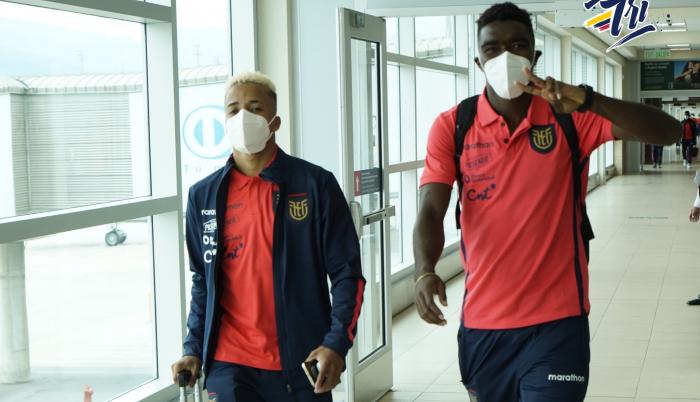 Byron Castillo y Michael Carcelén en el aeropuerto rumbo a Paraguay.