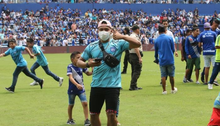HINCHAS-INVASIÓN-ESTADIO-CAPWELL