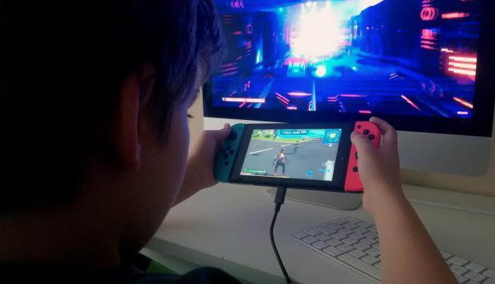 Un niño juega una partida de Fortnite en foto de archivo.