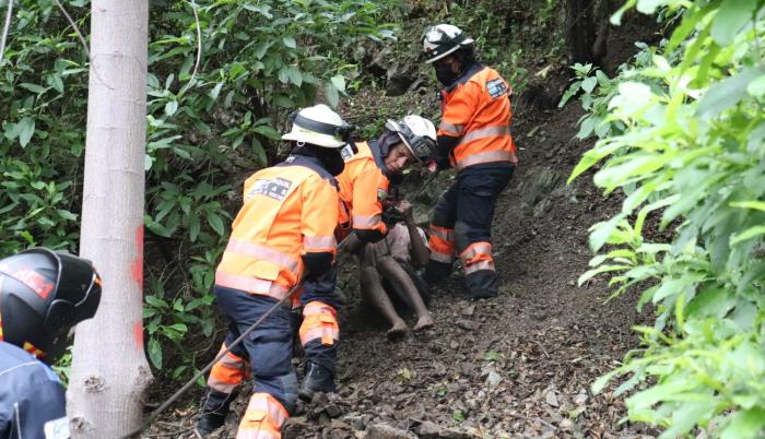 Miembros del Cuerpo de Bomberos de Guayaquil rescataron al joven que se arrepintió de suicidarse.